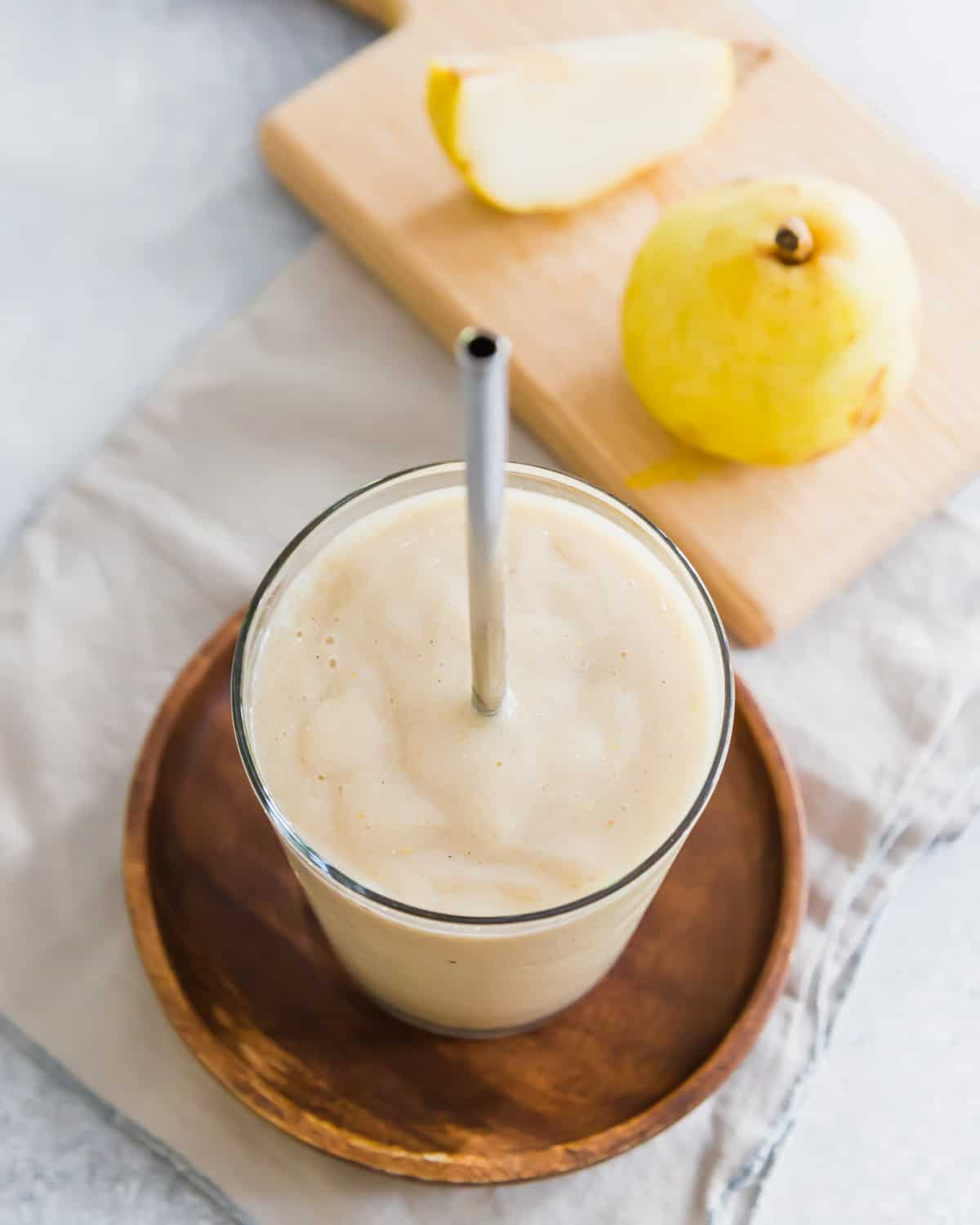 A simple pear smoothie with banana, vanilla, cinnamon and cardamom flavors.