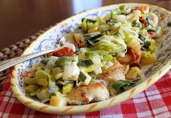 Chicken with leeks, apples and sun-dried tomatoes