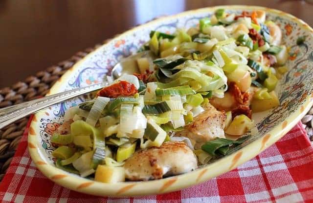Chicken with leeks, apples and sun-dried tomatoes