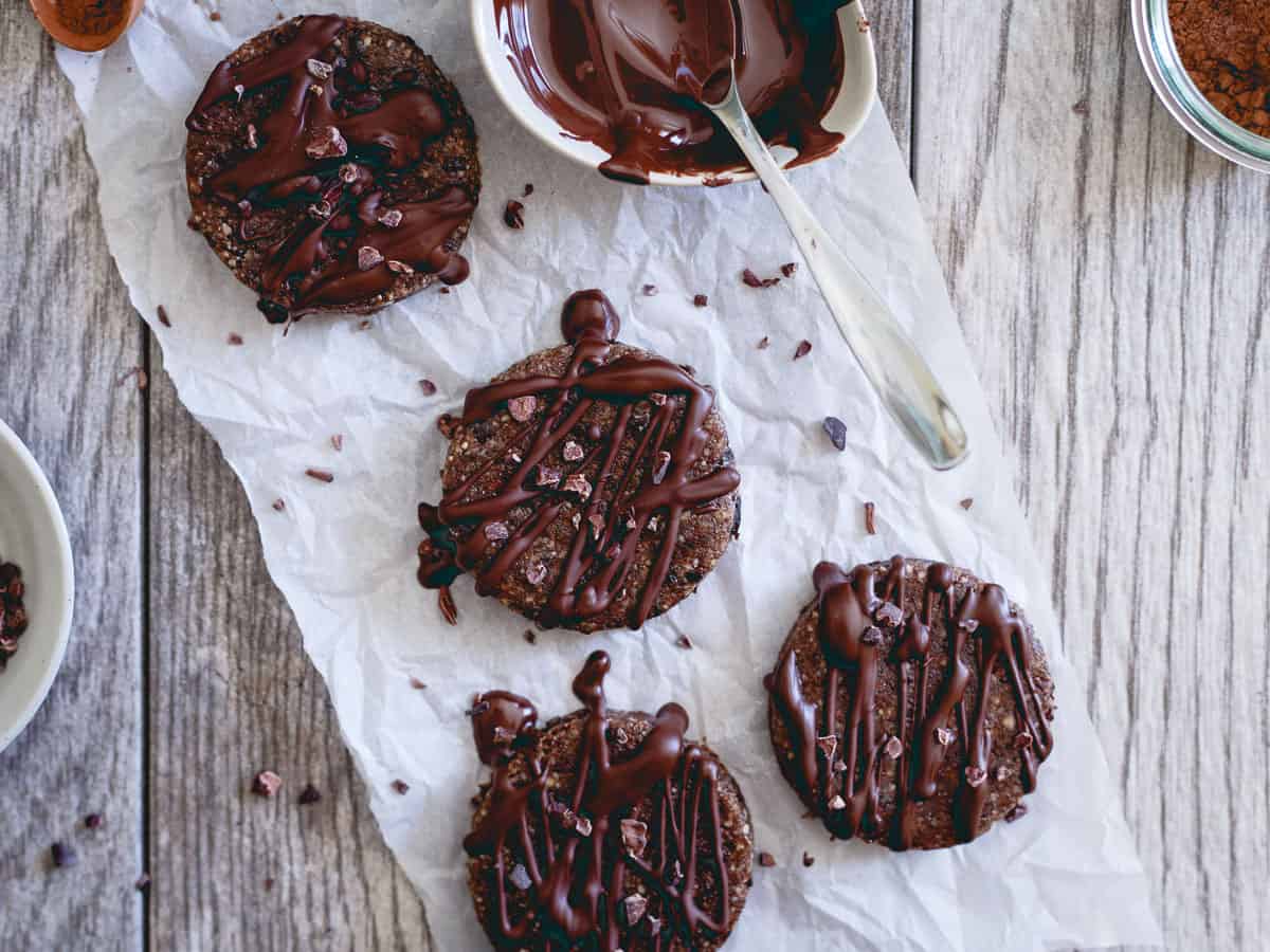 Satisfy that chocolate craving with these healthy, raw brownie bites. Packed with superfoods and a fun chocolate drizzle topping!