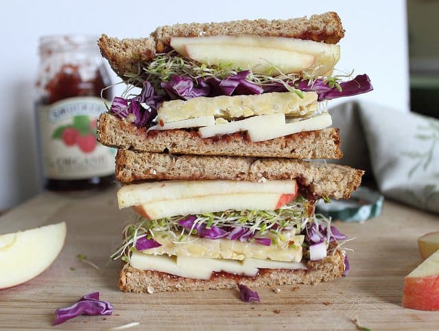 Tempeh sandwich with apples