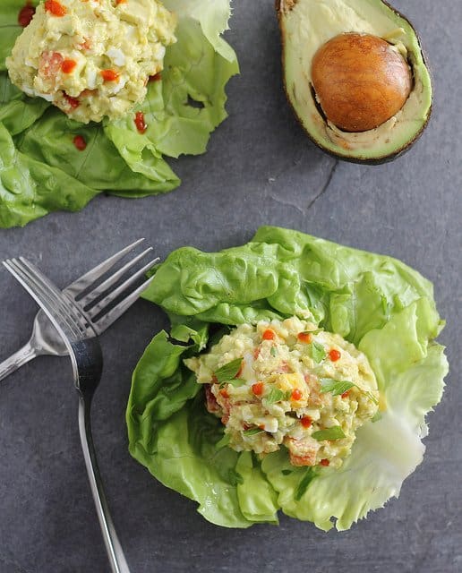 Healthy avocado egg salad recipe using sriracha and Greek yogurt.