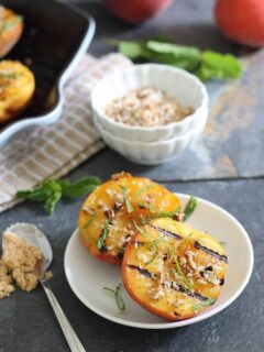 Grilled peaches with brown sugar crumble
