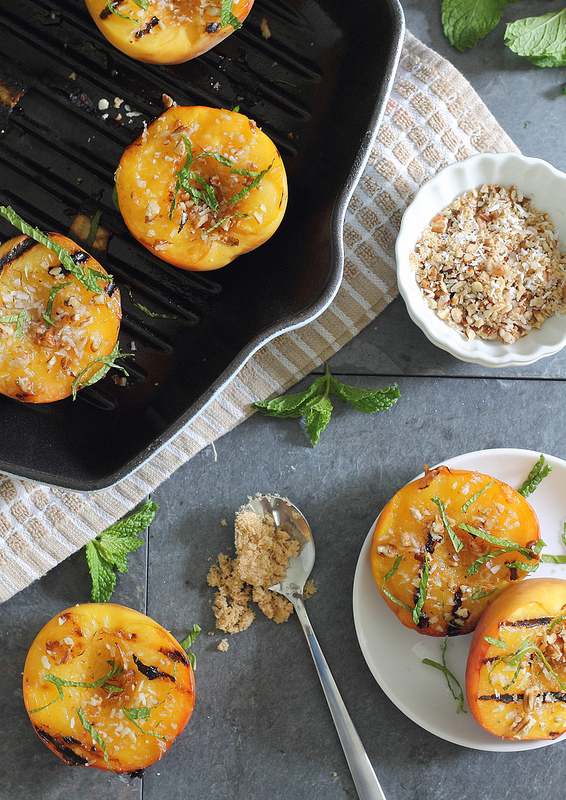Grillled peaches with brown sugar pecan crumble