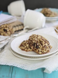 Oatmeal Raisin Quinoa Breakfast Cookies | runningtothekitchen.com