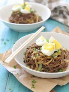 Soba noodles with onions, leeks and hardboiled eggs