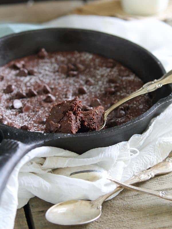 This fudgy paleo skillet brownie is completely decadent and chocolatey and with no added sugar!