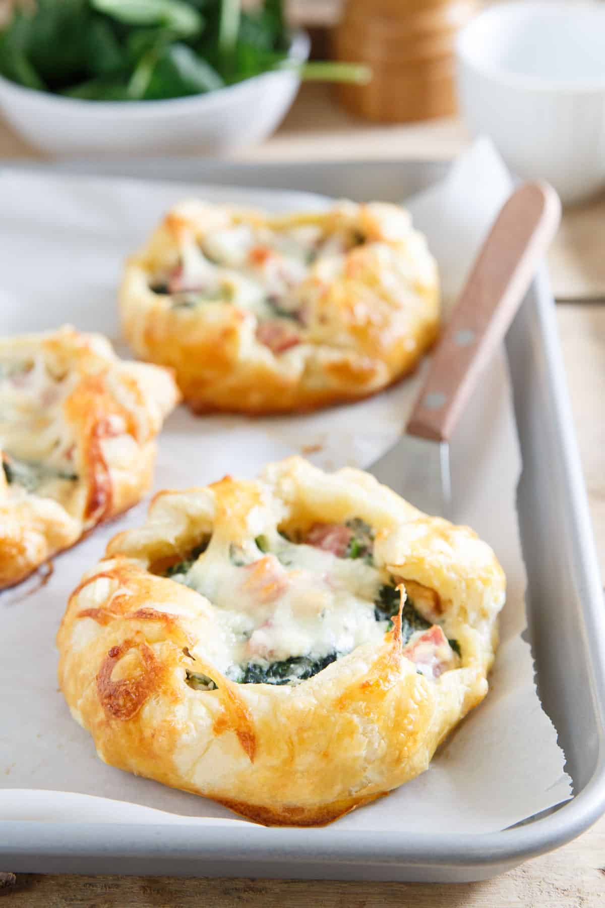 Enjoy these ham cheese and spinach breakfast pies on your way out the door in the morning or even as an easy brinner option!