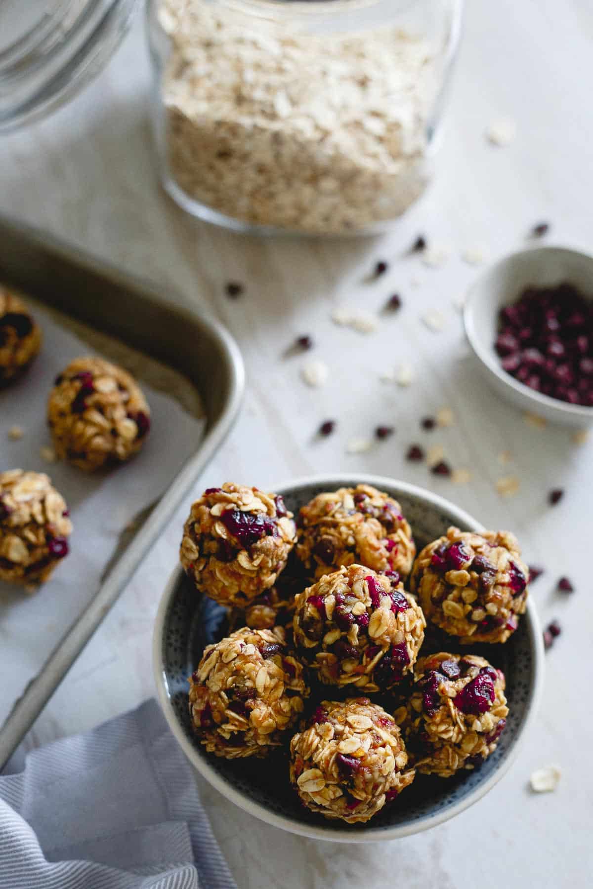 These no bake oatmeal cookie bites are loaded with cranberries, orange and mini chocolate chips. A healthy snack that tastes just like a cookie!