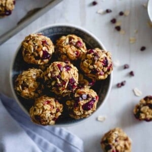 These no bake oatmeal cookie bites are loaded with cranberries, orange and mini chocolate chips. A healthy snack that tastes just like a cookie!