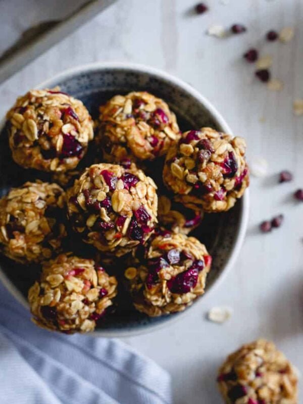 These no bake oatmeal cookie bites are loaded with cranberries, orange and mini chocolate chips. A healthy snack that tastes just like a cookie!