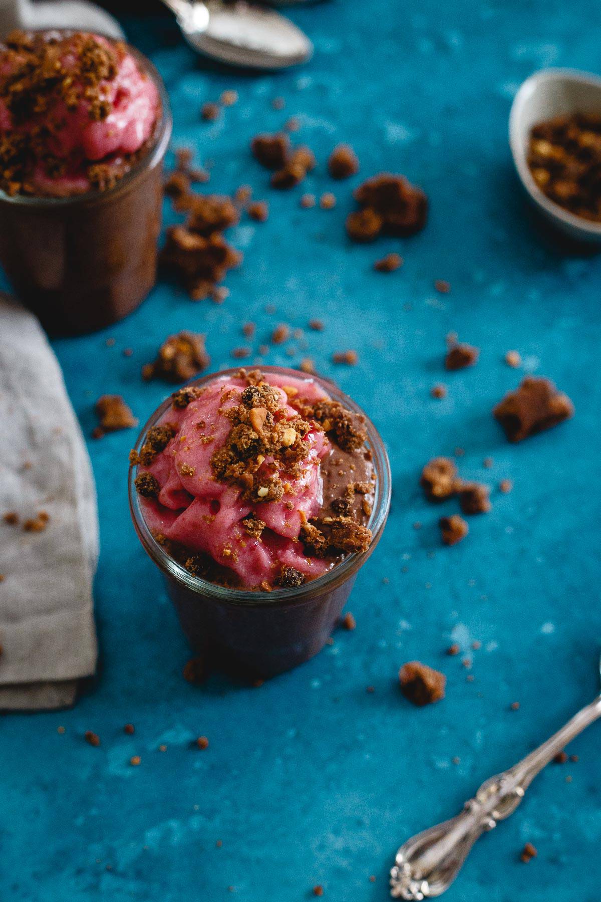 With peanut butter chocolate chip crumbles and frozen strawberries, this peanut butter chocolate chia pudding is decadent yet healthy!