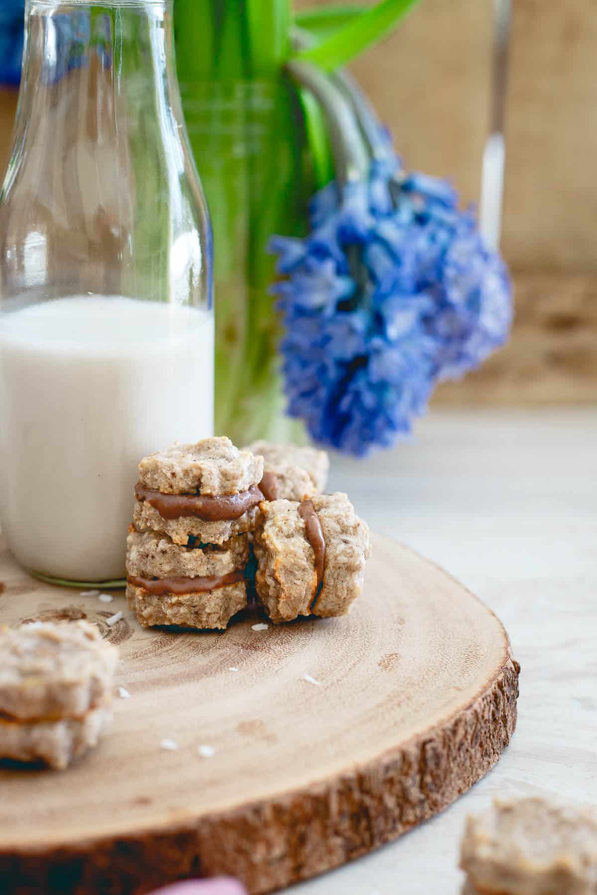 These banana macaroon sandwich cookies are filled with a decadent chocolate hazelnut spread and with just 5 ingredients, they're so simple to make!