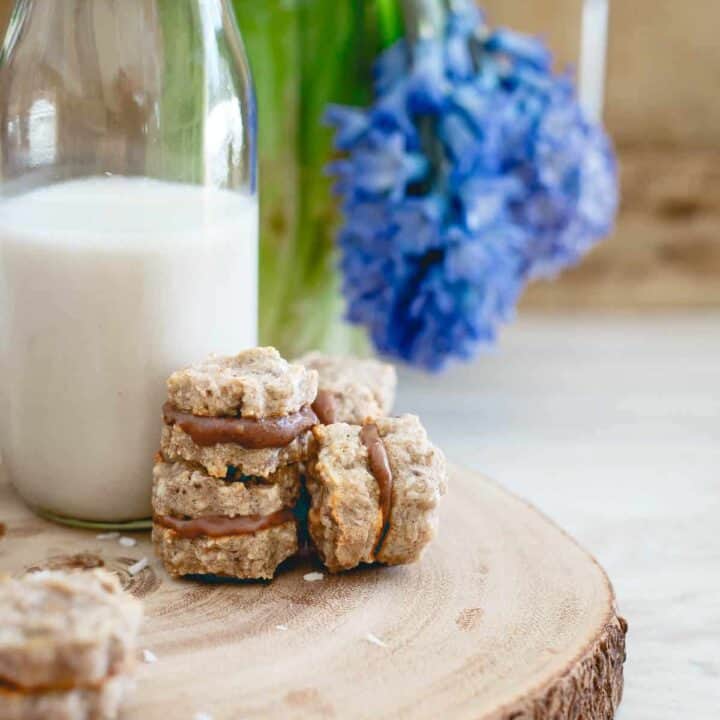 These banana macaroon sandwich cookies are filled with a decadent chocolate hazelnut spread and with just 5 ingredients, they're so simple to make!