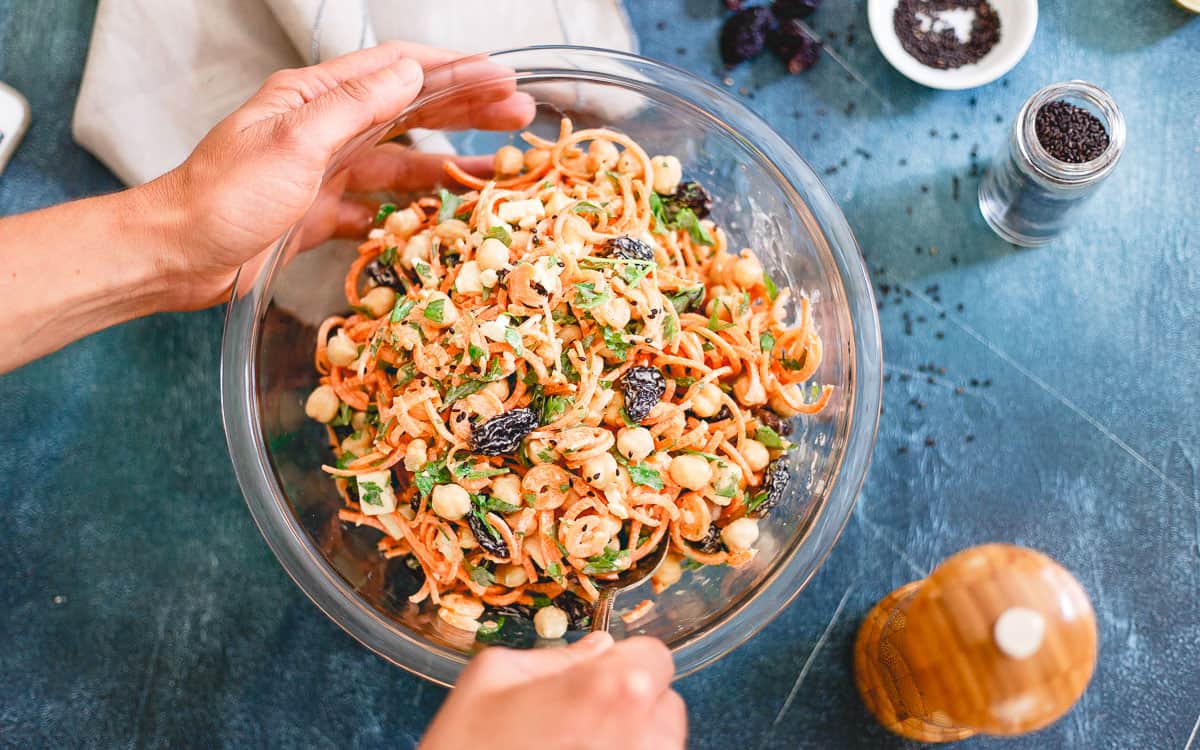 Try this mediterranean carrot salad with chickpeas, raisins and feta as a side dish to your summer dinner!