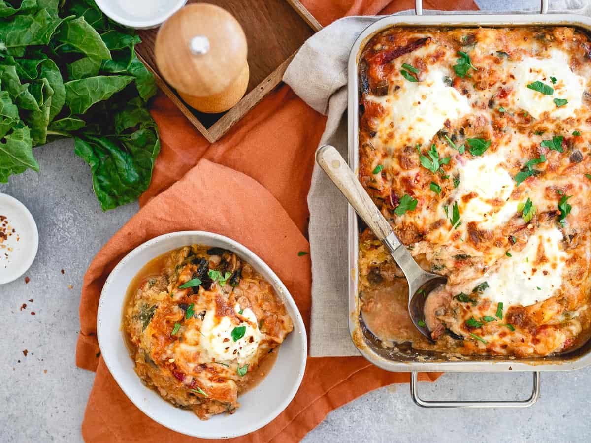 With turkey sausage, chard and mushrooms, this spaghetti squash baked ziti is packed with heartiness!