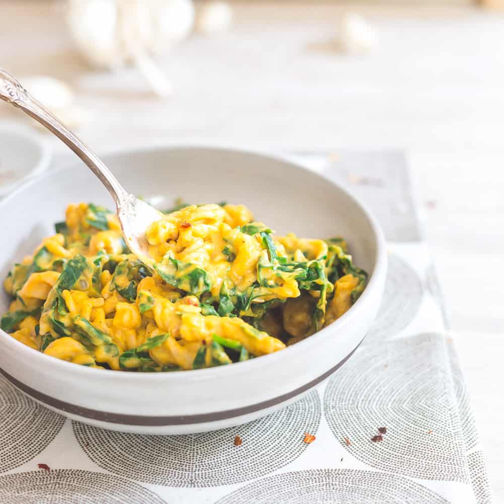 A decadent yet healthy fall dinner that's ready in minutes, add this creamy pumpkin garlic pasta to your weekly meal plan!