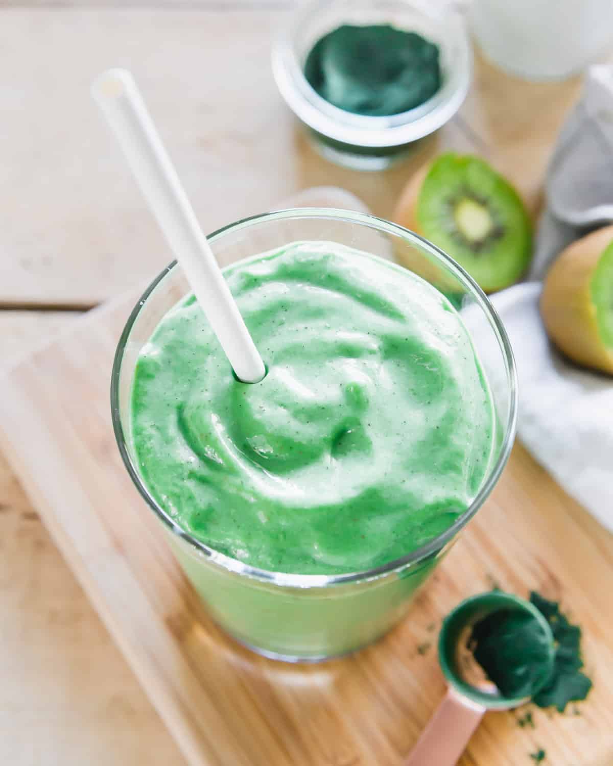 Creamy green spirulina smoothie recipe