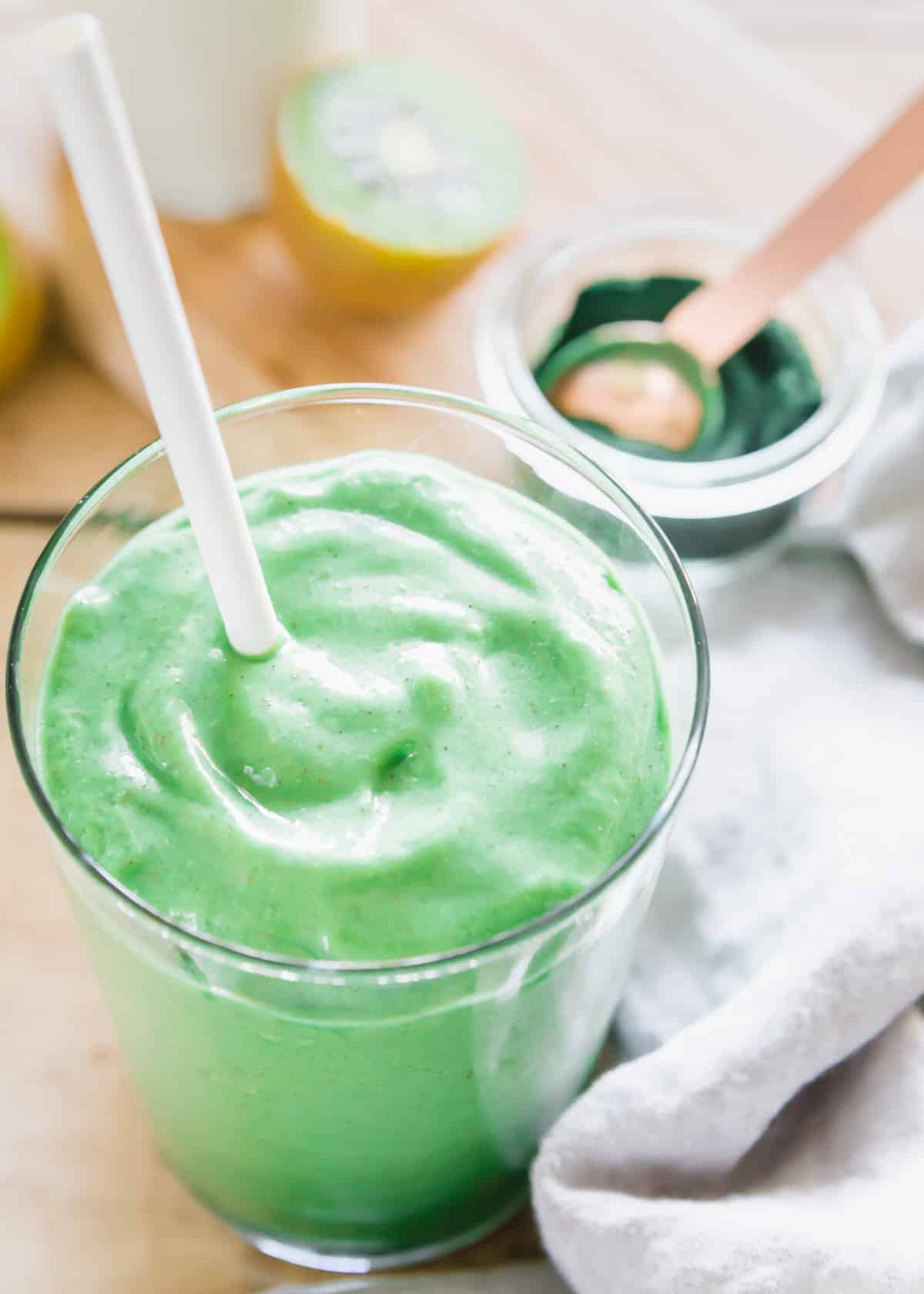 spirulina smoothie recipe using 1 teaspoon green spirulina powder with banana, mango, kiwi and baby greens