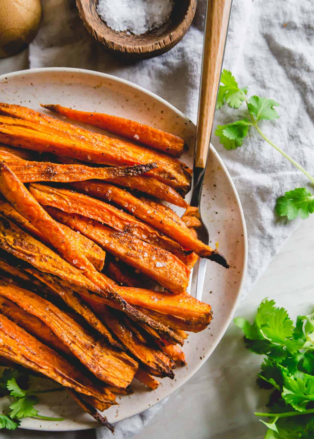 If simple is your goal, these roasted air fryer carrots are the perfect side dish! Just 20 minutes of cooking time and a handful of spices is all you need.