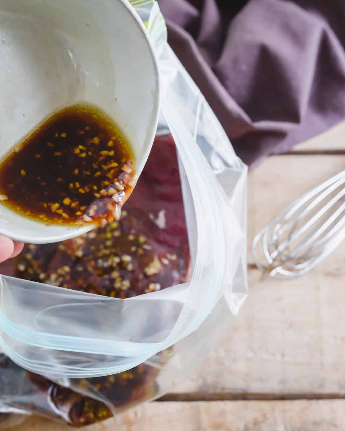 사슴 고기 백 스트랩에 대한 빠르고 간단한 마리 네이드 비닐 봉지에 사슴 고기 위에 부어.