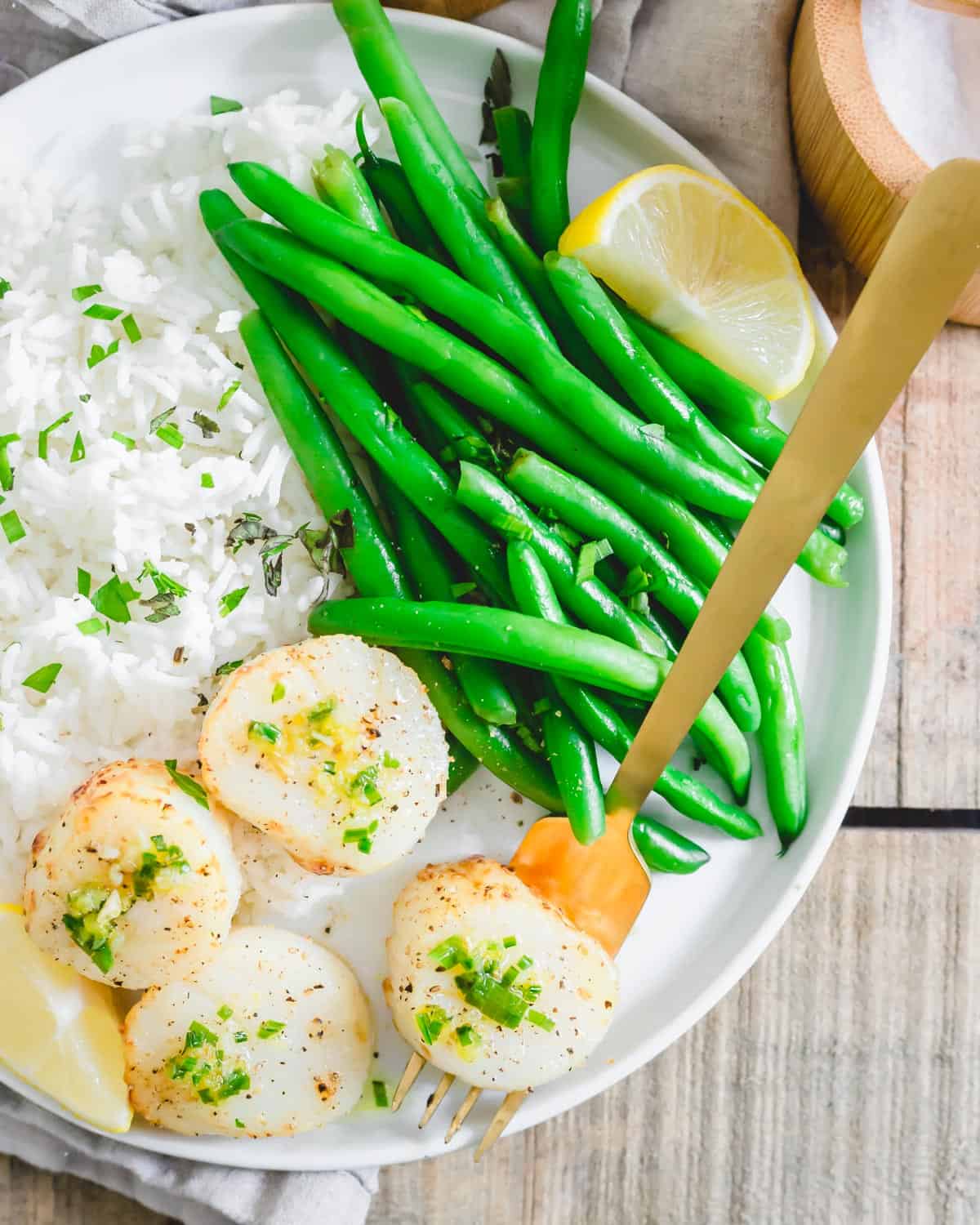 Recipe for air fryer scallops served with a quick butter sauce, chives, garlic and lemon.