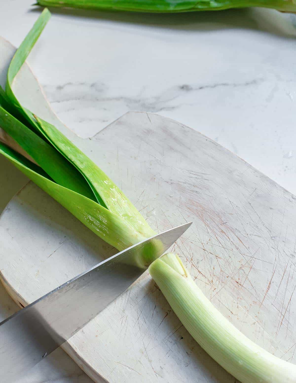 Cutting the white part from the green leaves on leeks.