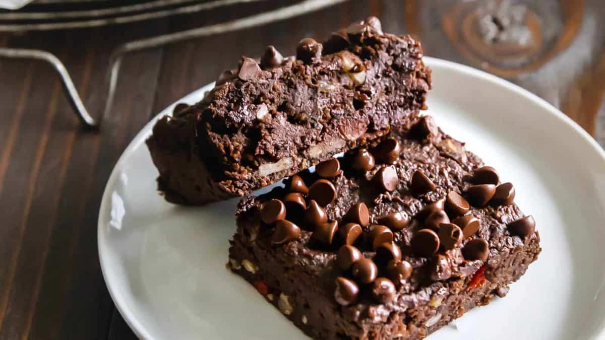 Vegan fudgy black bean brownies on a plate.