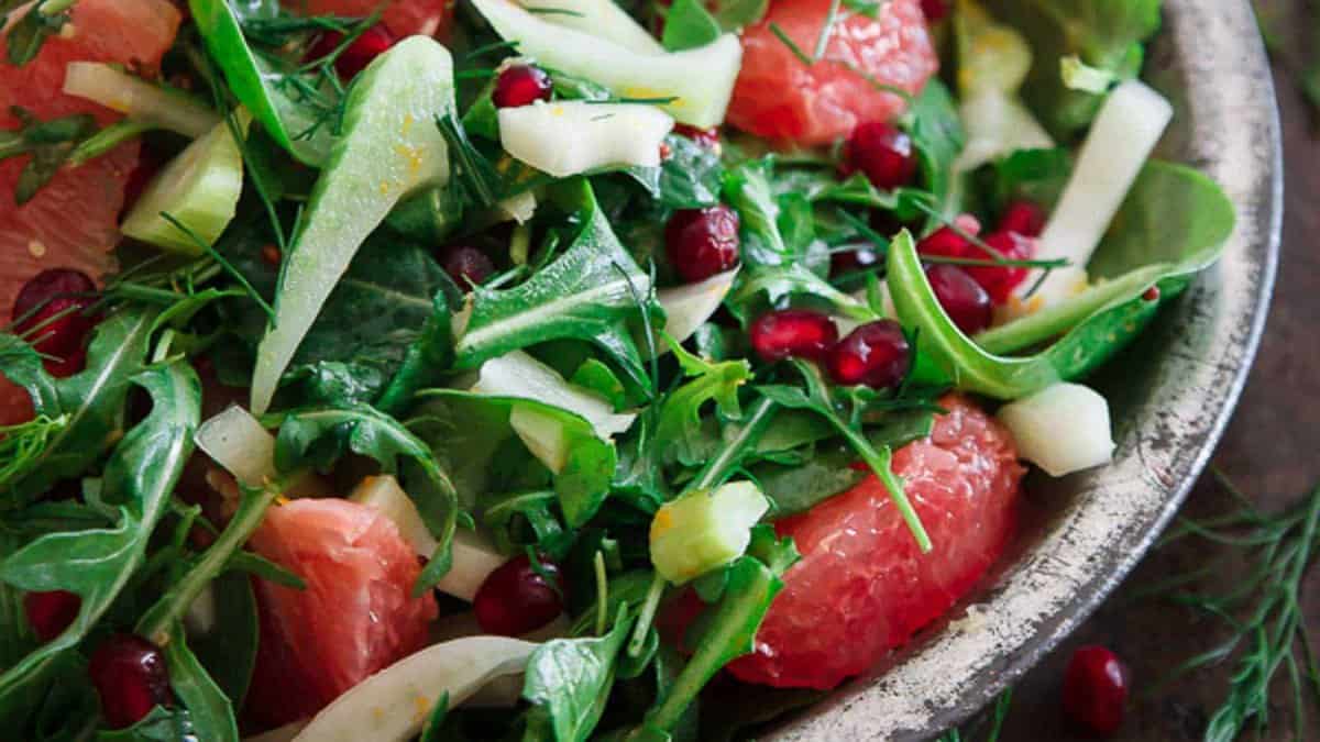 A salad with grapefruit, fennel and arugula.
