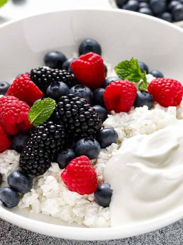 Cheese cottage with yogurt and fresh berries.