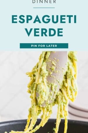 A close-up of creamy green spaghetti being lifted from a pan with a spatula. The text above reads, “Creamy Pasta Dinner. Espagueti Verde. Pin for later.”.
